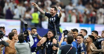 Bóng đá Argentina khắc sâu thêm vào nỗi đau của đội tuyển Anh