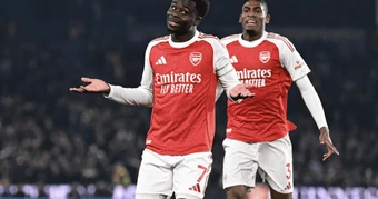 Bukayo Saka ghi bàn trận đấu thứ 300, Arsenal rộng cửa vô địch