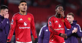 Casemiro ca ngợi đồng đội trẻ ở Man Utd, ngầm chê Amorim