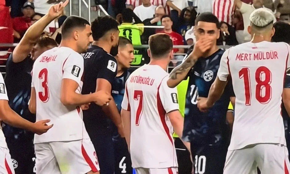 Cầu thủ Paraguay nhận thẻ đỏ vì che miệng chửi thề đối thủ Cầu thủ Paraguay nhận thẻ đỏ vì che miệng chửi thề đối thủ