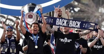 Cầu thủ PSG diễu hành ăn mừng chức vô địch Champions League