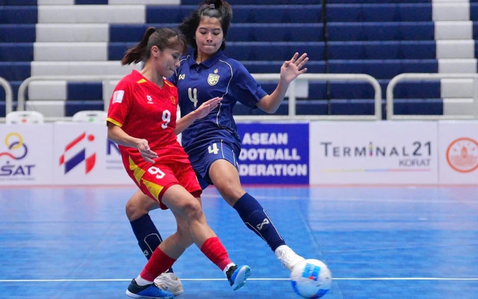 Cầu thủ Thái Lan bị hủy hợp đồng vì đạp đối thủ Cầu thủ Thái Lan bị hủy hợp đồng vì đạp đối thủ