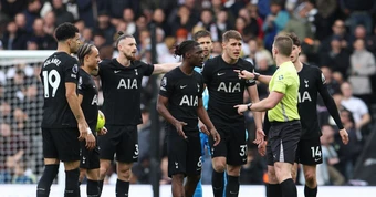 Cầu thủ Tottenham gặp ác mộng trừ lương nếu bị xuống hạng