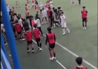 Cầu thủ trẻ Indonesia đá kungfu vào lưng đối phương