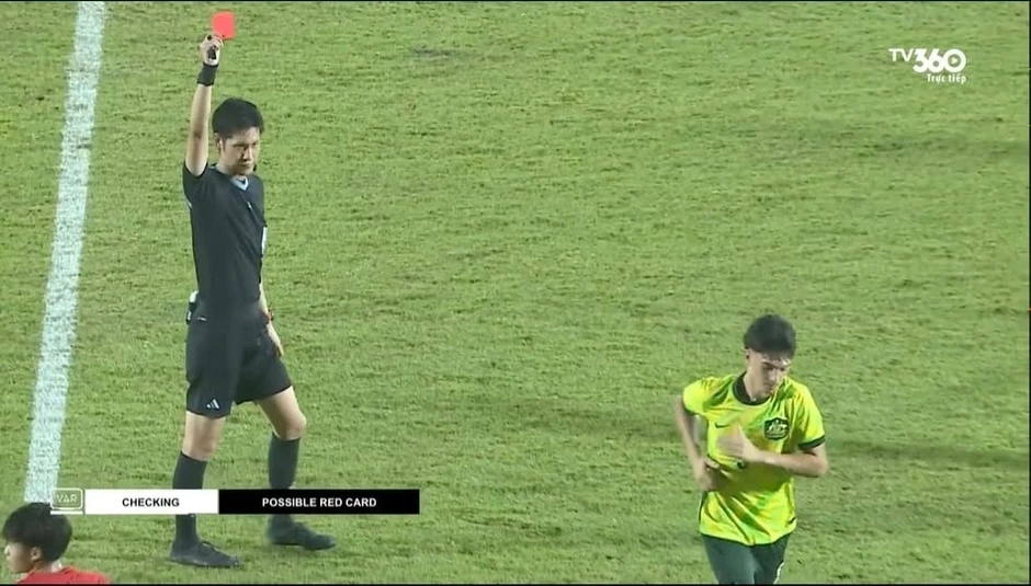 Cầu thủ U17 Australia vào bóng rợn người, không phản ứng khi nhận thẻ đỏ Cầu thủ U17 Australia vào bóng rợn người, không phản ứng khi nhận thẻ đỏ
