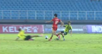 Cầu thủ U17 Australia vào bóng rợn người, không phản ứng khi nhận thẻ đỏ