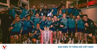 Cầu thủ và CĐV Arsenal mở hội ăn mừng chức vô địch Ngoại hạng Anh