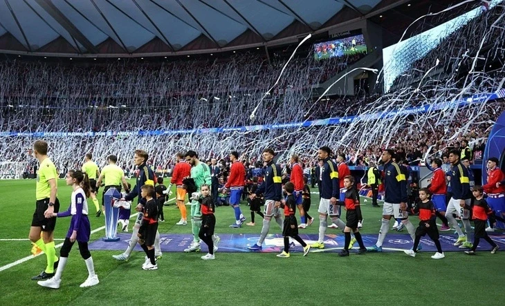 CĐV Atletico Madrid phủ kín sân vận động bằng giấy vệ sinh CĐV Atletico Madrid phủ kín sân vận động bằng giấy vệ sinh