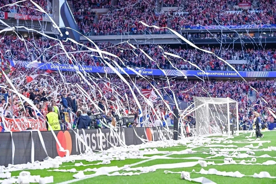 CĐV Atletico Madrid phủ kín sân vận động bằng giấy vệ sinh CĐV Atletico Madrid phủ kín sân vận động bằng giấy vệ sinh