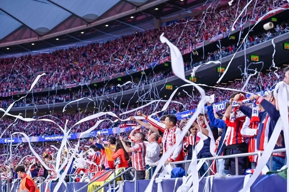 CĐV Atletico Madrid phủ kín sân vận động bằng giấy vệ sinh CĐV Atletico Madrid phủ kín sân vận động bằng giấy vệ sinh
