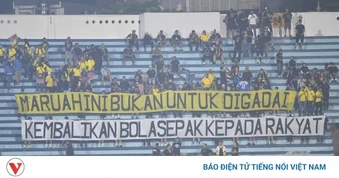 CĐV Malaysia gửi thông điệp đầy ẩn ý tới FAM trên sân vận động Thiên Trường