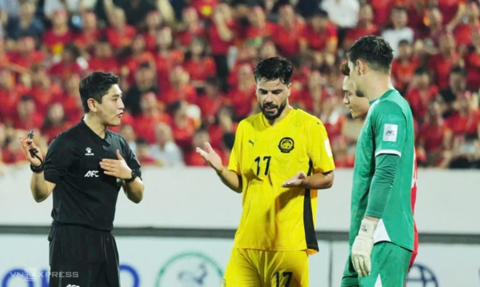 CĐV Thái Lan: 'Tuyển Việt Nam trông lạ lẫm khi có cầu thủ nhập tịch' CĐV Thái Lan: 'Tuyển Việt Nam trông lạ lẫm khi có cầu thủ nhập tịch'