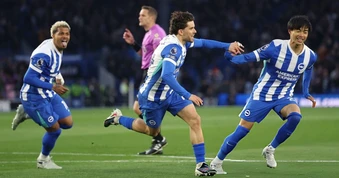 Chelsea hụt hơi, buông cờ trắng trước Man Utd và Liverpool