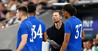 Chelsea nhận cú sốc liên tiếp, Xabi Alonso đau đầu