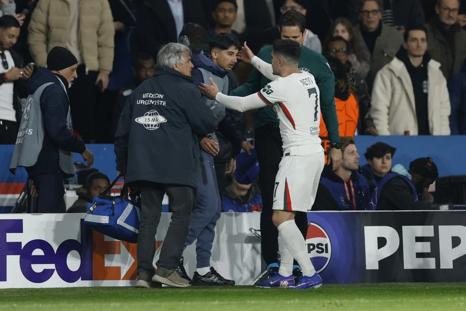 Chelsea thêm rắc rối: Pedro Neto bị UEFA “sờ gáy” sau trận thua PSG Chelsea thêm rắc rối: Pedro Neto bị UEFA “sờ gáy” sau trận thua PSG