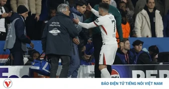 Chelsea thêm rắc rối: Pedro Neto bị UEFA “sờ gáy” sau trận thua PSG