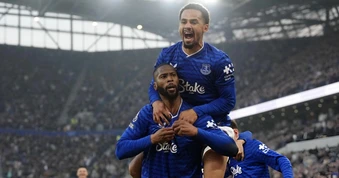 Chelsea thua sốc Everton, Man Utd nắm lợi thế lớn