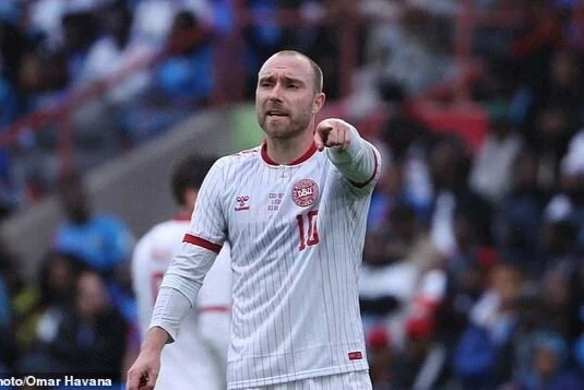 Christian Eriksen đổ gục xuống sân lần hai, trận đấu bị hủy Christian Eriksen đổ gục xuống sân lần hai, trận đấu bị hủy