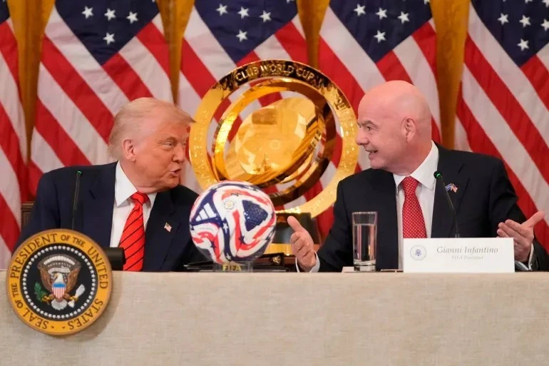 Chủ tịch FIFA lại đối diện thêm rắc rối vì ủng hộ Tổng thống Mỹ Chủ tịch FIFA lại đối diện thêm rắc rối vì ủng hộ Tổng thống Mỹ