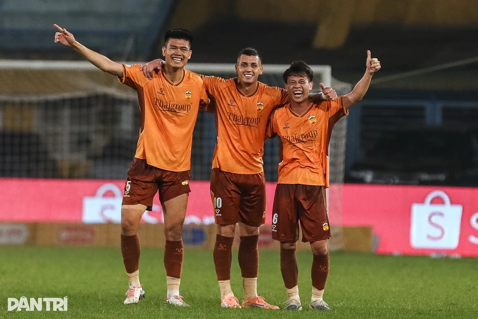CLB Công an Hà Nội đánh bại HA Gia Lai, xây chắc ngôi đầu V-League CLB Công an Hà Nội đánh bại HA Gia Lai, xây chắc ngôi đầu V-League
