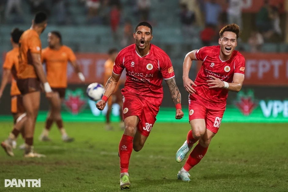 CLB Công an Hà Nội đánh bại HA Gia Lai, xây chắc ngôi đầu V-League CLB Công an Hà Nội đánh bại HA Gia Lai, xây chắc ngôi đầu V-League