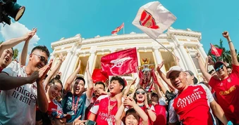 Cổ động viên Arsenal tại Việt Nam ăn mừng cúp vô địch Ngoại hạng Anh