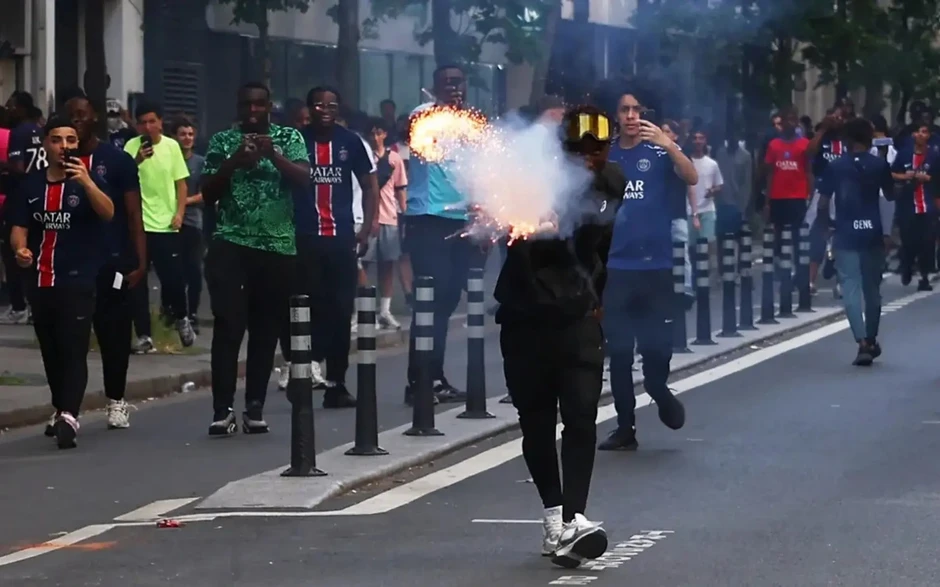 Cổ động viên PSG đập phá, dùng súng tấn công cảnh sát trong đêm đội nhà đăng quang Cổ động viên PSG đập phá, dùng súng tấn công cảnh sát trong đêm đội nhà đăng quang