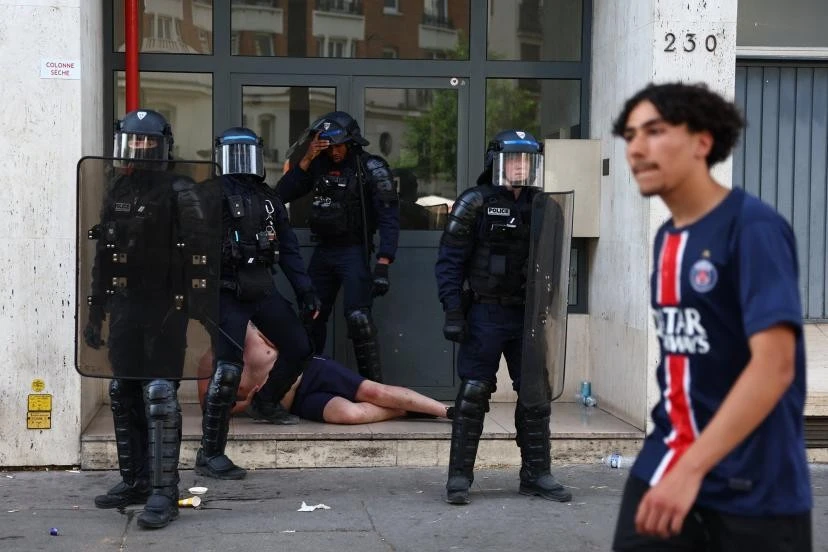Cổ động viên PSG đập phá, dùng súng tấn công cảnh sát trong đêm đội nhà đăng quang Cổ động viên PSG đập phá, dùng súng tấn công cảnh sát trong đêm đội nhà đăng quang