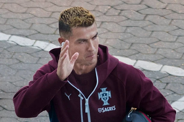 Cristiano Ronaldo bất ngờ rời khỏi đội tuyển Bồ Đào Nha Cristiano Ronaldo bất ngờ rời khỏi đội tuyển Bồ Đào Nha