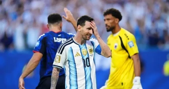 Cú sút phạt gây tranh cãi của Messi bị Vozinha xuất sắc cản phá