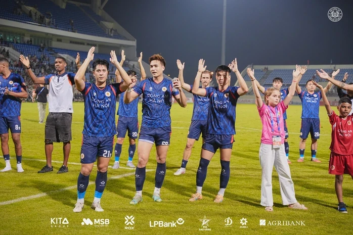 Cựu HLV tuyển Thái Lan tiếp tục chê bai nghiệp vụ trọng tài V-League Cựu HLV tuyển Thái Lan tiếp tục chê bai nghiệp vụ trọng tài V-League