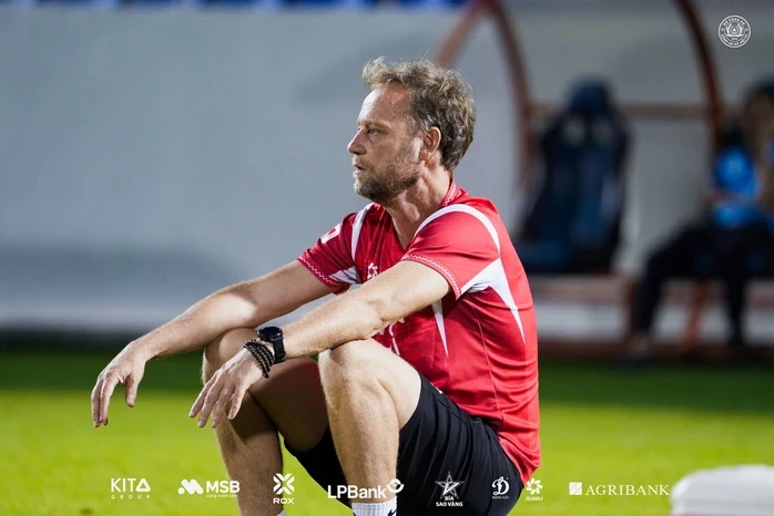 Cựu HLV tuyển Thái Lan tiếp tục chê bai nghiệp vụ trọng tài V-League Cựu HLV tuyển Thái Lan tiếp tục chê bai nghiệp vụ trọng tài V-League