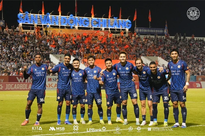 Cựu HLV tuyển Thái Lan tiếp tục chê bai nghiệp vụ trọng tài V-League Cựu HLV tuyển Thái Lan tiếp tục chê bai nghiệp vụ trọng tài V-League