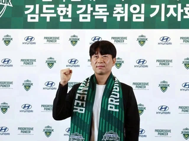 Cựu tuyển thủ Hàn Quốc dự World Cup làm “phó tướng” cho HLV Kim Sang Sik Cựu tuyển thủ Hàn Quốc dự World Cup làm “phó tướng” cho HLV Kim Sang Sik