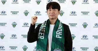 Cựu tuyển thủ Hàn Quốc dự World Cup làm “phó tướng” cho HLV Kim Sang Sik