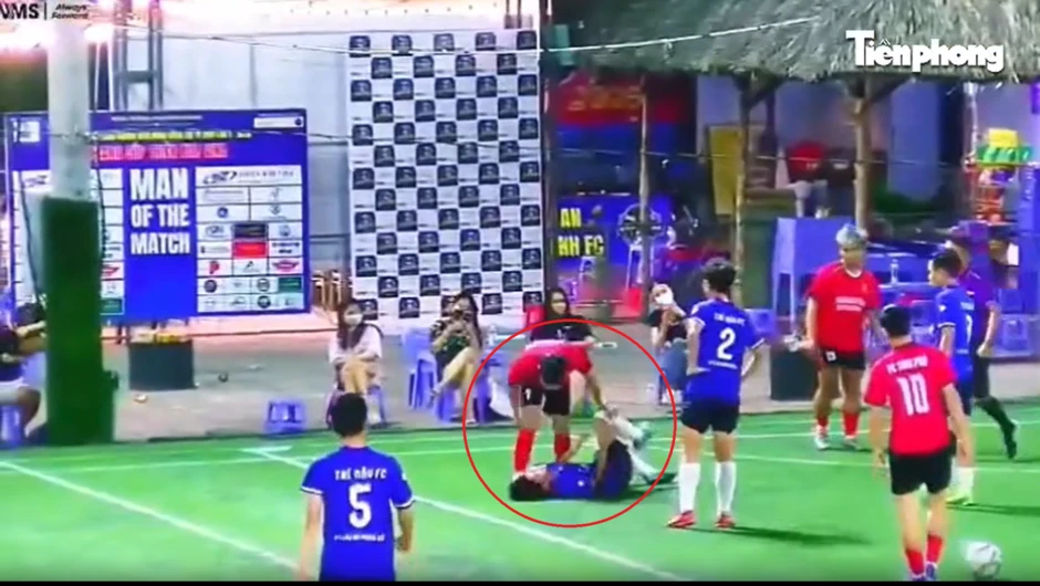Đá vào đầu đối phương, nam cầu thủ bị cấm chơi bóng vĩnh viễn Đá vào đầu đối phương, nam cầu thủ bị cấm chơi bóng vĩnh viễn
