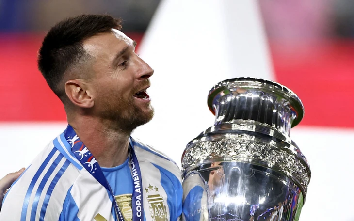 Đánh bại 10 người Atletico Madrid, Barca bỏ xa Real Madrid 7 điểm