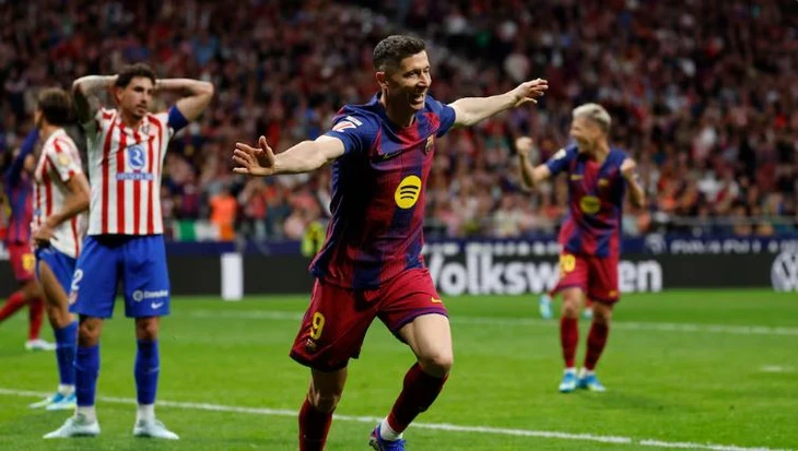 Đánh bại 10 người Atletico Madrid, Barca bỏ xa Real Madrid 7 điểm