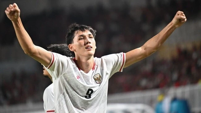 Đình Bắc bị cầu thủ cao gần 2m của Indonesia vượt qua tại ASEAN Cup 2026 Đình Bắc bị cầu thủ cao gần 2m của Indonesia vượt qua tại ASEAN Cup 2026