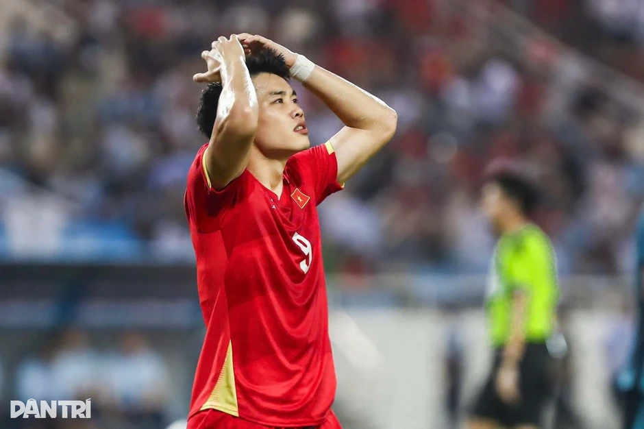 Đình Bắc bị cầu thủ cao gần 2m của Indonesia vượt qua tại ASEAN Cup 2026 Đình Bắc bị cầu thủ cao gần 2m của Indonesia vượt qua tại ASEAN Cup 2026