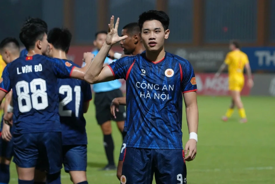 Đình Bắc ghi bàn cho CLB CAHN, CLB Ninh Bình giành 3 điểm