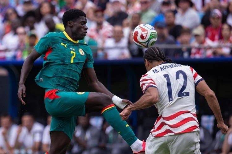 Đội tuyển Mỹ vận dụng linh hoạt luật mới nhưng vẫn sợ bị FIFA 'tuýt còi' Đội tuyển Mỹ vận dụng linh hoạt luật mới nhưng vẫn sợ bị FIFA 'tuýt còi'