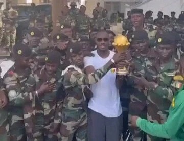 Đội tuyển Senegal đưa cúp vào doanh trại quân đội, thách thức lệnh thu hồi Đội tuyển Senegal đưa cúp vào doanh trại quân đội, thách thức lệnh thu hồi