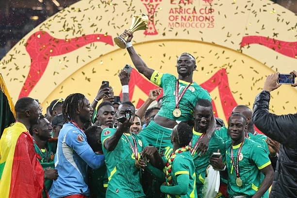 Đội tuyển Senegal đưa cúp vào doanh trại quân đội, thách thức lệnh thu hồi Đội tuyển Senegal đưa cúp vào doanh trại quân đội, thách thức lệnh thu hồi