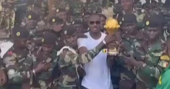 Đội tuyển Senegal đưa cúp vào doanh trại quân đội, thách thức lệnh thu hồi