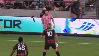 Đồng đội làm hỏng pha kiến tạo đẹp mắt của Lionel Messi