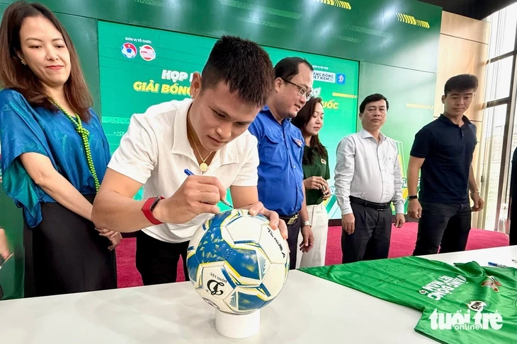 Duy Mạnh, Tuấn Hải truyền cảm hứng cho các cầu thủ nhí Duy Mạnh, Tuấn Hải truyền cảm hứng cho các cầu thủ nhí