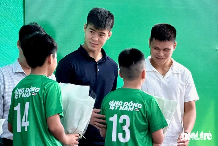 Duy Mạnh, Tuấn Hải truyền cảm hứng cho các cầu thủ nhí Duy Mạnh, Tuấn Hải truyền cảm hứng cho các cầu thủ nhí
