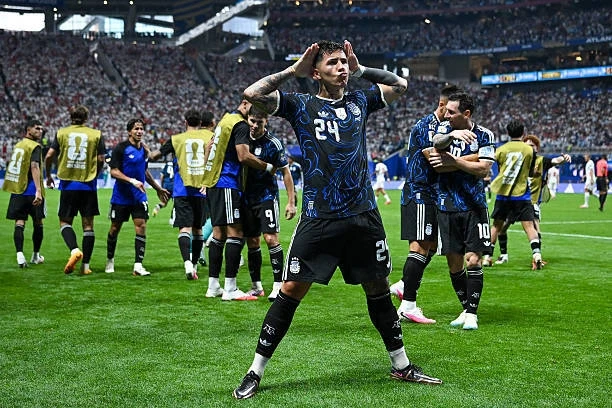 Enzo Fernandez ăn mừng thách thức đội tuyển Anh