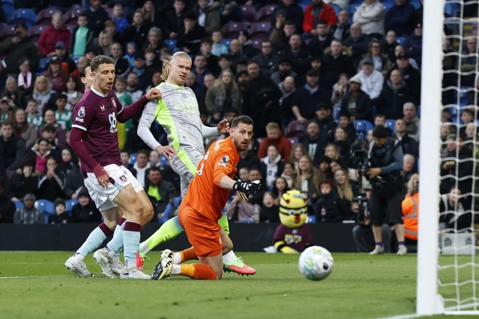 Erling Haaland tỏa sáng, Man City soán ngôi đầu của Arsenal Erling Haaland tỏa sáng, Man City soán ngôi đầu của Arsenal